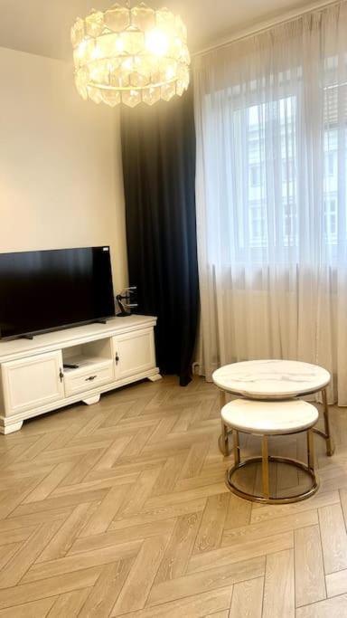 B&W Luxurious Apartment In The Heart Of Вроцлав Экстерьер фото
